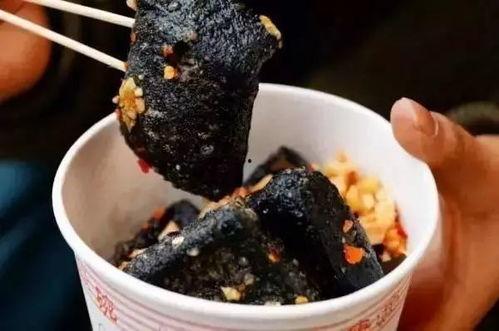 路边摊臭豆腐爆料视频播放,臭豆腐视频走红，揭秘路边摊美食魅力  第2张