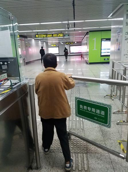 黄衣男子爆料视频,事件背后惊人真相